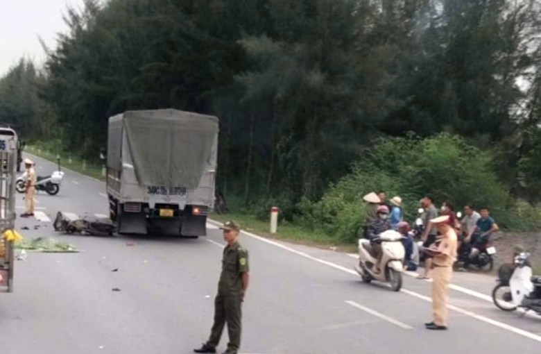 Hiện trường vụ tai nạn giữa &ocirc; t&ocirc; tải v&agrave; xe m&aacute;y khiến nam thanh ni&ecirc;n tử vong tại chỗ.