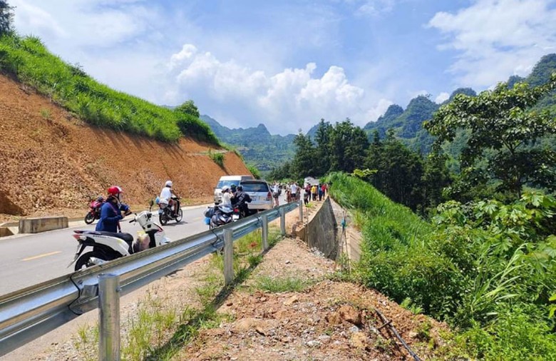 Người d&acirc;n tụ tập rất đ&ocirc;ng tại hiện trường vụ tai nạn.