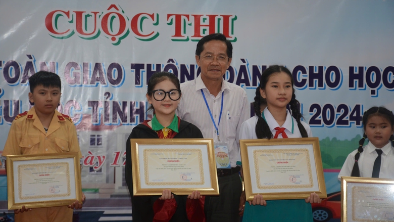 Trao giải cuộc thi kiến thức ATGT cấp tiểu học ở Cà Mau- Ảnh 1. Trao giải cuộc thi kiến thức ATGT cấp tiểu học ở Cà Mau- Ảnh 1.