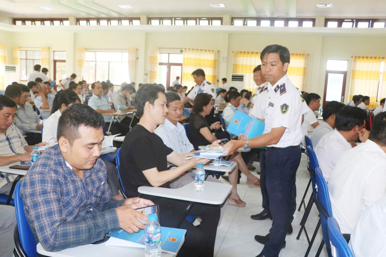 Bến Tre: Hơn 180 chủ cảng, bến thủy nội địa được trang bị kiến thức ATGT- Ảnh 1. Bến Tre: Hơn 180 chủ cảng, bến thủy nội địa được trang bị kiến thức ATGT- Ảnh 1.