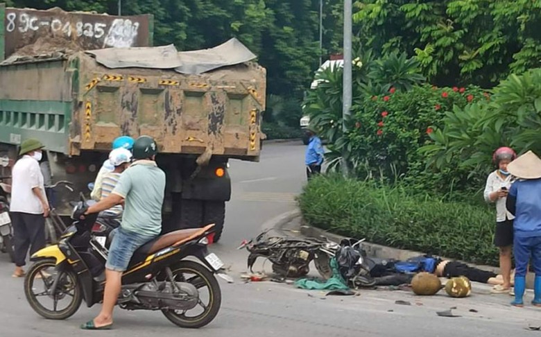 Hiện trường vụ tai nạn thương t&acirc;m khiến người phụ nữ đi xe m&aacute;y tử vong.