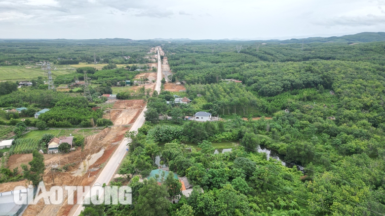 Cận cảnh "n&uacute;t thắt" mặt bằng cản tiến độ cao tốc Bắc - Nam qua Quảng B&igrave;nh- Ảnh 2.