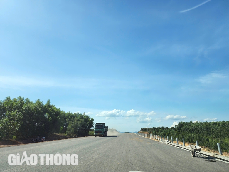 Cận cảnh "n&uacute;t thắt" mặt bằng cản tiến độ cao tốc Bắc - Nam qua Quảng B&igrave;nh- Ảnh 5.