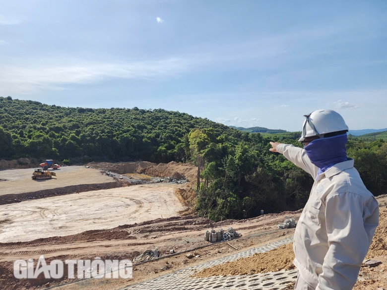 Cận cảnh "n&uacute;t thắt" mặt bằng cản tiến độ cao tốc Bắc - Nam qua Quảng B&igrave;nh- Ảnh 6.