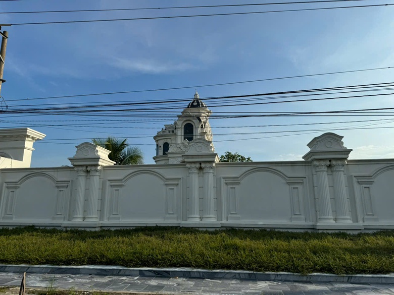 Yêu cầu tháo dỡ biệt thự hàng nghìn mét vuông xây trái phép ở Bình Thuận- Ảnh 1. Yêu cầu tháo dỡ biệt thự hàng nghìn mét vuông xây trái phép ở Bình Thuận- Ảnh 1.