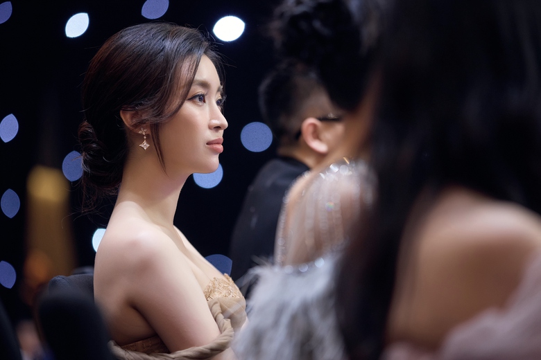 "N&agrave;ng d&acirc;u h&agrave;o m&ocirc;n" Đỗ Mỹ Linh xuất hiện quyến rũ ng&agrave;y đầu quay lại showbiz- Ảnh 4.