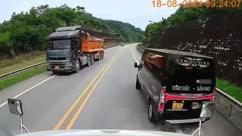 Dừng xe đ&oacute;n kh&aacute;ch tr&ecirc;n cao tốc, t&agrave;i xế bị phạt 11 triệu, tước bằng l&aacute;i 3 th&aacute;ng
- Ảnh 1.