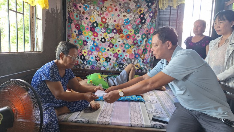 Xót xa gia cảnh nam thanh niên bị cây phượng đổ trúng gây chấn thương sọ não- Ảnh 1. Xót xa gia cảnh nam thanh niên bị cây phượng đổ trúng gây chấn thương sọ não- Ảnh 1.