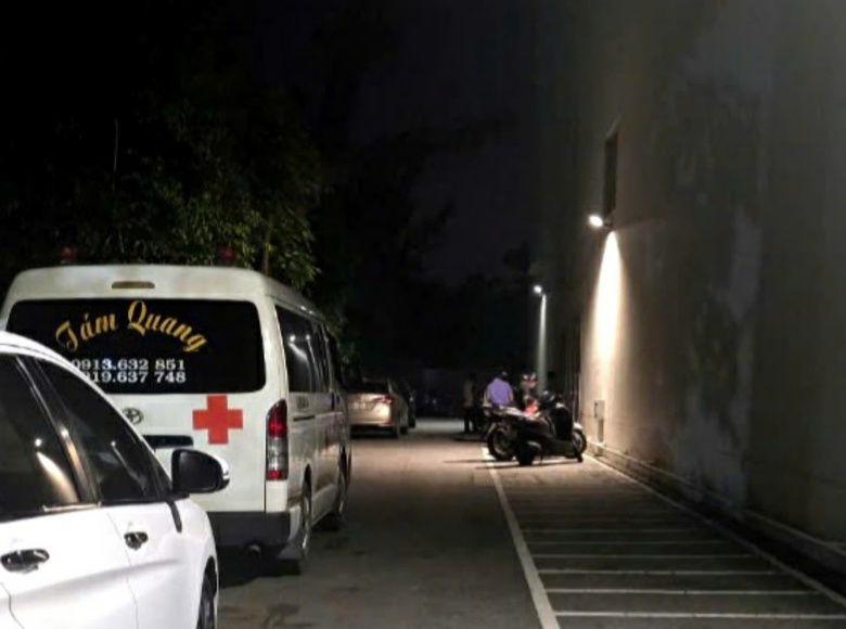 Thanh ni&ecirc;n nghi rơi lầu trung t&acirc;m thương mại Aeon tử vong- Ảnh 1.