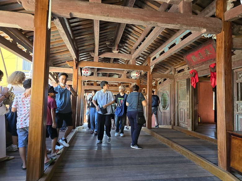 Ch&ugrave;a Cầu đ&oacute;n h&agrave;ng ngh&igrave;n lượt du kh&aacute;ch sau tr&ugrave;ng tu- Ảnh 1.