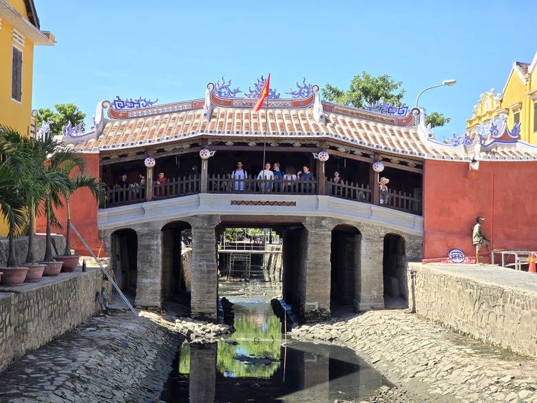 Chùa Cầu đón hàng nghìn lượt du khách sau trùng tu- Ảnh 2. Chùa Cầu đón hàng nghìn lượt du khách sau trùng tu- Ảnh 2.