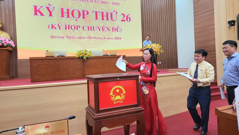 Quảng Ng&atilde;i c&oacute; t&acirc;n chủ tịch UBND tỉnh - Ảnh 1.