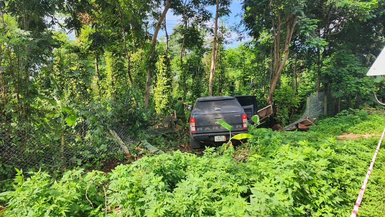 Xe b&aacute;n tải t&ocirc;ng xe m&aacute;y tr&ecirc;n QL26, cặp vợ chồng v&agrave; con trai tử vong tại chỗ- Ảnh 2.