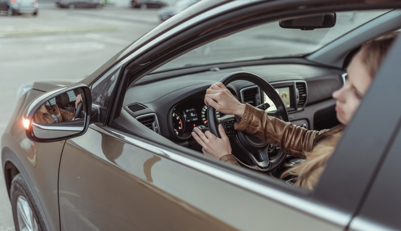 Đèn xi nhan nứt vỡ, ô tô có được đăng kiểm?- Ảnh 2. Đèn xi nhan nứt vỡ, ô tô có được đăng kiểm?- Ảnh 2.