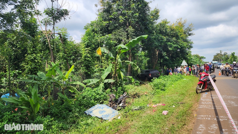 Hiện trường thương t&acirc;m vụ xe b&aacute;n tải t&ocirc;ng xe m&aacute;y khiến 3 người trong gia đ&igrave;nh tử vong - Ảnh 1.