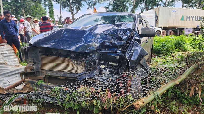 Hiện trường thương t&acirc;m vụ xe b&aacute;n tải t&ocirc;ng xe m&aacute;y khiến 3 người trong gia đ&igrave;nh tử vong - Ảnh 4.
