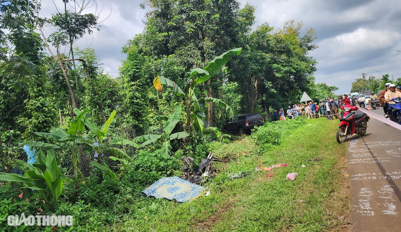 Hiện trường thương t&acirc;m vụ xe b&aacute;n tải t&ocirc;ng xe m&aacute;y khiến 3 người trong gia đ&igrave;nh tử vong - Ảnh 7.
