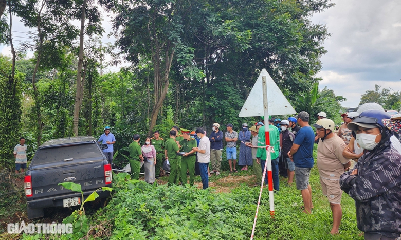 Hiện trường thương t&acirc;m vụ xe b&aacute;n tải t&ocirc;ng xe m&aacute;y khiến 3 người trong gia đ&igrave;nh tử vong - Ảnh 6.