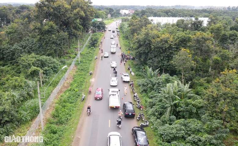 Hiện trường thương t&acirc;m vụ xe b&aacute;n tải t&ocirc;ng xe m&aacute;y khiến 3 người trong gia đ&igrave;nh tử vong - Ảnh 3.