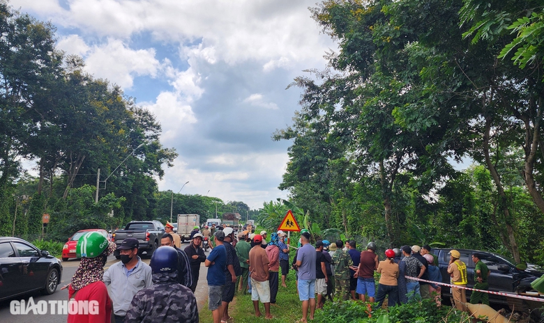 Hiện trường thương t&acirc;m vụ xe b&aacute;n tải t&ocirc;ng xe m&aacute;y khiến 3 người trong gia đ&igrave;nh tử vong - Ảnh 8.