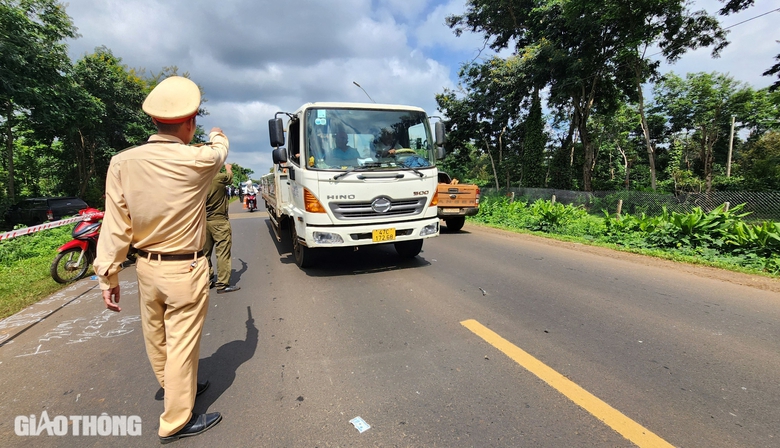 Hiện trường thương t&acirc;m vụ xe b&aacute;n tải t&ocirc;ng xe m&aacute;y khiến 3 người trong gia đ&igrave;nh tử vong - Ảnh 9.