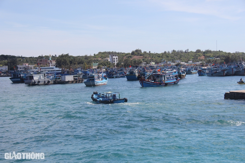 Lốc xo&aacute;y đ&aacute;nh ch&igrave;m t&agrave;u c&aacute;, 6 ngư d&acirc;n gặp nạn tr&ecirc;n biển Ph&uacute; Qu&yacute;- Ảnh 1.
