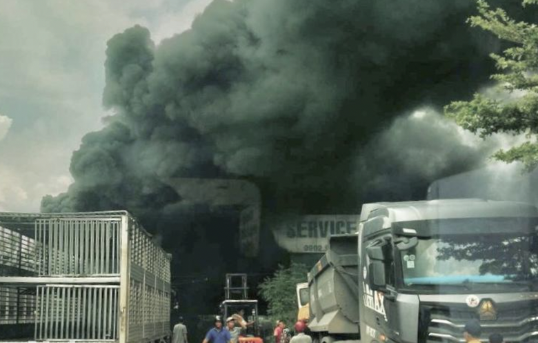 Chiếc xe tải bốc ch&aacute;y khi đang sửa chữa ở gara- Ảnh 1.