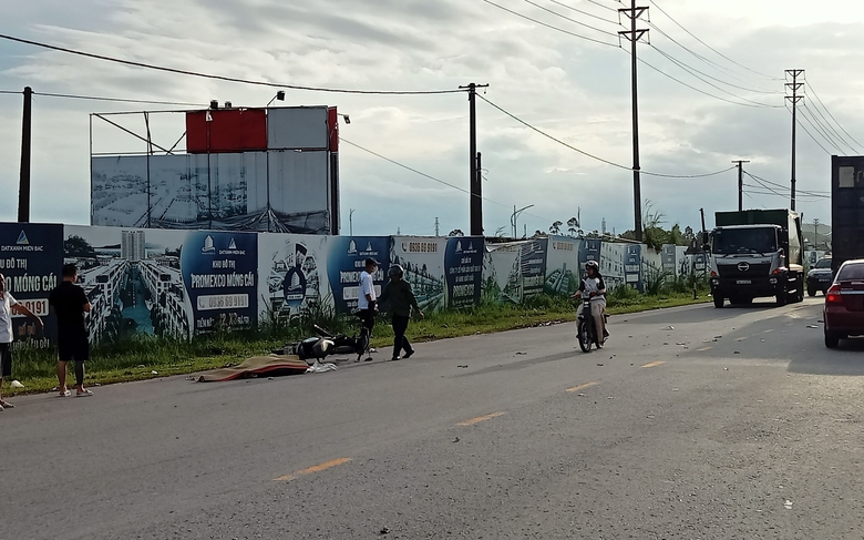 Va chạm với &ocirc; t&ocirc; tải tr&ecirc;n quốc lộ 18, nam t&agrave;i xế xe m&aacute;y tử vong - Ảnh 1.