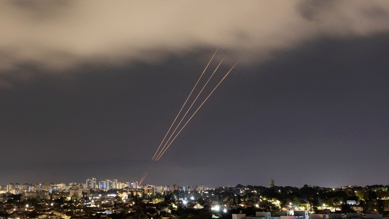 Hezbollah li&ecirc;n tiếp ph&oacute;ng rocket từ Lebanon v&agrave;o Israel- Ảnh 1.