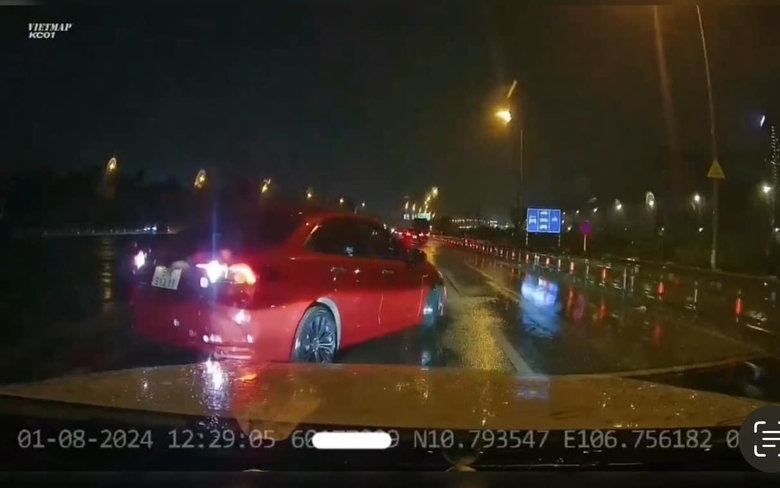 Phớt lờ nguy hiểm, tài xế điều khiển ô tô đi lùi trên đường dẫn cao tốc- Ảnh 1. Phớt lờ nguy hiểm, tài xế điều khiển ô tô đi lùi trên đường dẫn cao tốc- Ảnh 1.