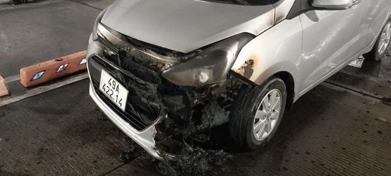 &Ocirc; t&ocirc; bất ngờ bốc ch&aacute;y, phong tỏa hầm Thủ Thi&ecirc;m để dập lửa- Ảnh 1.