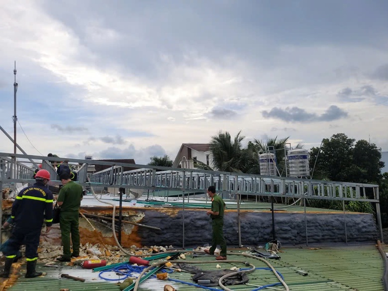 H&agrave;ng chục cảnh s&aacute;t dập vụ hỏa hoạn qu&aacute;n bar do h&agrave;n khung sắt- Ảnh 2.