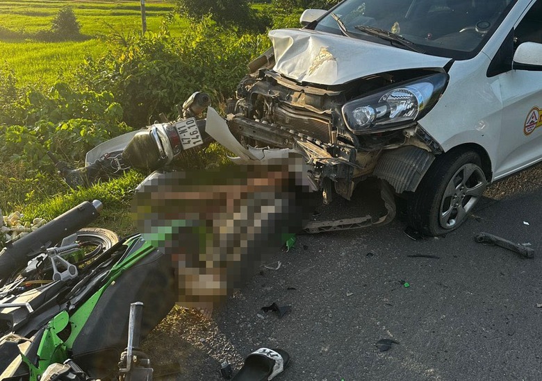 Taxi v&agrave; 2 xe m&aacute;y va chạm li&ecirc;n ho&agrave;n, 1 người tử vong- Ảnh 1.