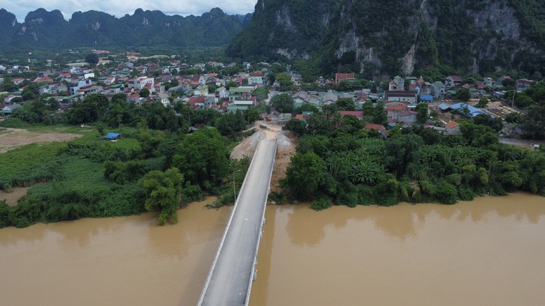 Cầu 166 tỷ x&acirc;y xong hơn 1 năm nhưng vẫn chưa c&oacute; đường để đi- Ảnh 1.