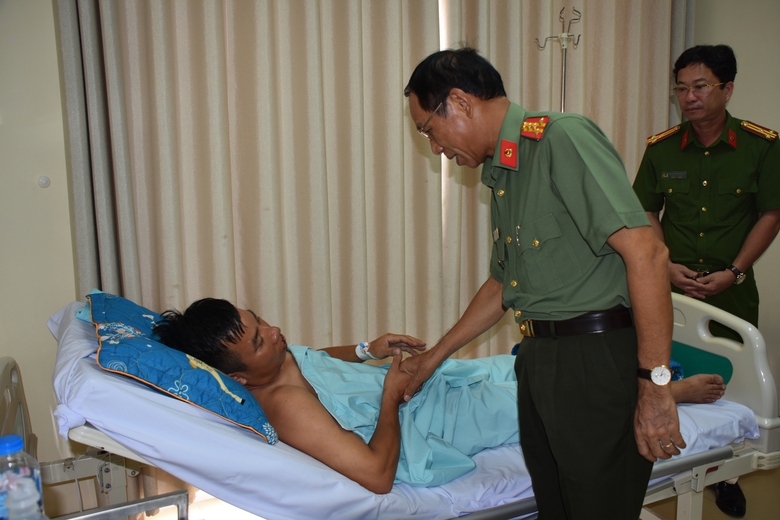 Bắt đối tượng cầm m&atilde; tấu ch&eacute;m thiếu t&aacute; c&ocirc;ng an- Ảnh 1.