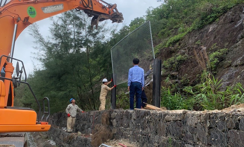 Quảng Ninh chủ động khắc phục sạt lở, ngập lụt ở c&aacute;c tuyến giao th&ocirc;ng m&ugrave;a mưa lũ- Ảnh 5.