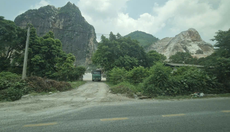 Thái Nguyên: Mỏ đá lắp trạm cân cho có, xe chở quá tải vẫn nườm nượp trên đường- Ảnh 1. Thái Nguyên: Mỏ đá lắp trạm cân cho có, xe chở quá tải vẫn nườm nượp trên đường- Ảnh 1.