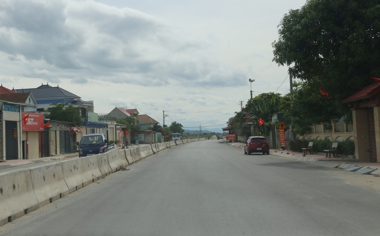 Dự &aacute;n mở rộng QL7A chậm GPMB, d&acirc;n khổ v&igrave; bụi, nh&agrave; thầu "dở kh&oacute;c dở cười"- Ảnh 8.