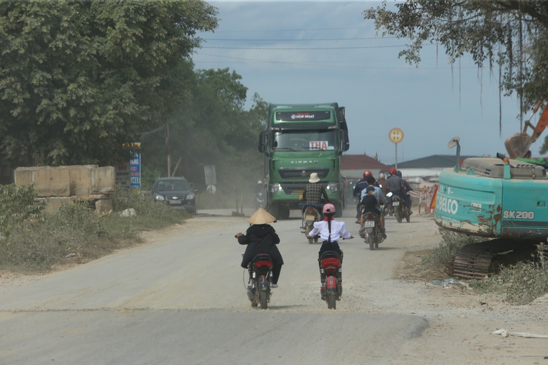 Dự &aacute;n mở rộng QL7A chậm GPMB, d&acirc;n khổ v&igrave; bụi, nh&agrave; thầu "dở kh&oacute;c dở cười"- Ảnh 18.