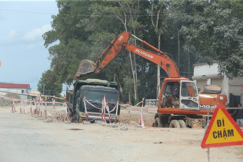 Dự &aacute;n mở rộng QL7A chậm GPMB, d&acirc;n khổ v&igrave; bụi, nh&agrave; thầu "dở kh&oacute;c dở cười"- Ảnh 1.