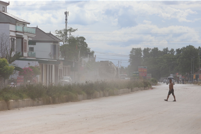 Dự &aacute;n mở rộng QL7A chậm GPMB, d&acirc;n khổ v&igrave; bụi, nh&agrave; thầu "dở kh&oacute;c dở cười"- Ảnh 14.