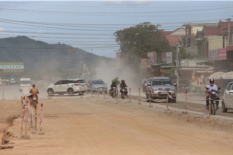 Dự &aacute;n mở rộng QL7A chậm GPMB, d&acirc;n khổ v&igrave; bụi, nh&agrave; thầu "dở kh&oacute;c dở cười"- Ảnh 16.