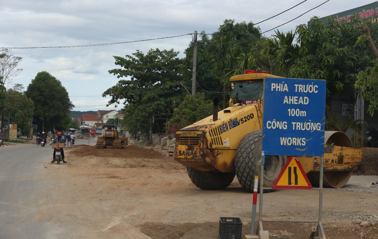 Dự &aacute;n mở rộng QL7A chậm GPMB, d&acirc;n khổ v&igrave; bụi, nh&agrave; thầu "dở kh&oacute;c dở cười"- Ảnh 6.