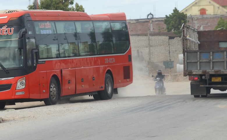 Dự &aacute;n mở rộng QL7A chậm GPMB, d&acirc;n khổ v&igrave; bụi, nh&agrave; thầu "dở kh&oacute;c dở cười"- Ảnh 4.