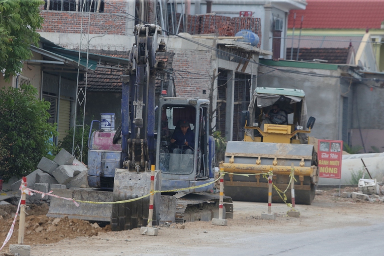 Dự &aacute;n mở rộng QL7A chậm GPMB, d&acirc;n khổ v&igrave; bụi, nh&agrave; thầu "dở kh&oacute;c dở cười"- Ảnh 7.