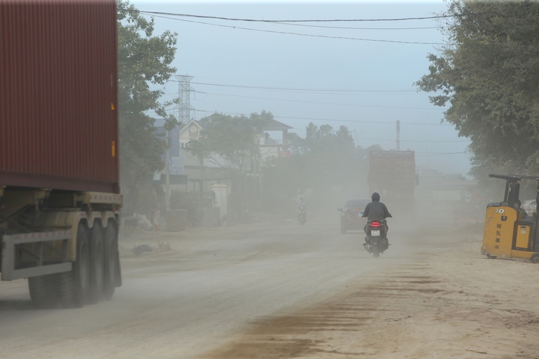 Dự &aacute;n mở rộng QL7A chậm GPMB, d&acirc;n khổ v&igrave; bụi, nh&agrave; thầu "dở kh&oacute;c dở cười"- Ảnh 3.