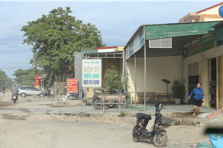 Dự &aacute;n mở rộng QL7A chậm GPMB, d&acirc;n khổ v&igrave; bụi, nh&agrave; thầu "dở kh&oacute;c dở cười"- Ảnh 11.