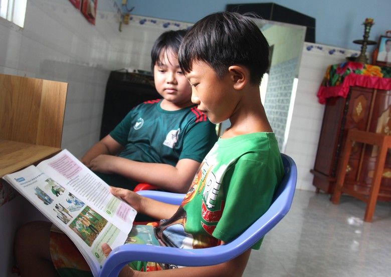 Chồng mất v&igrave; tai nạn, vợ gồng g&aacute;nh nu&ocirc;i hai con thơ- Ảnh 2.