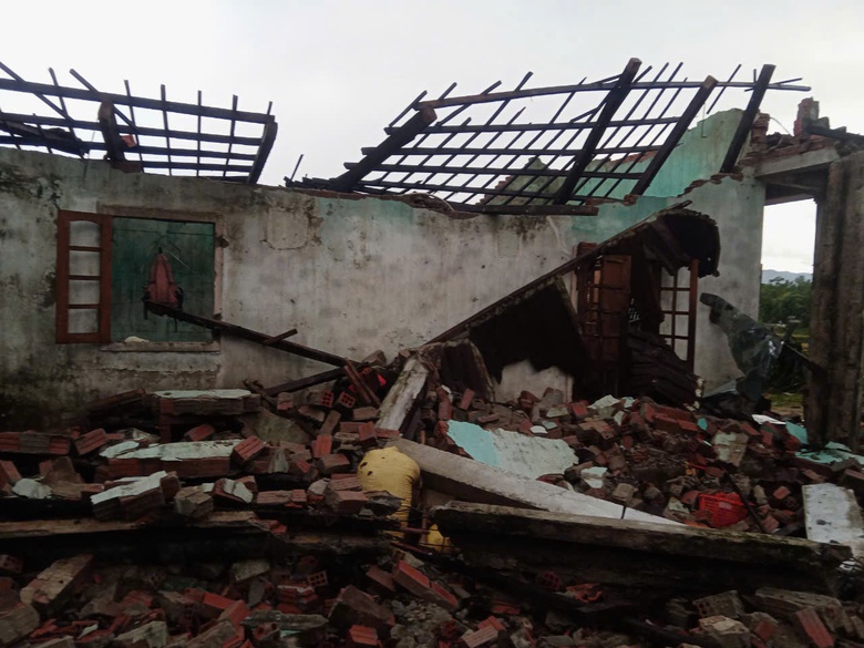 Mưa lớn làm sập nhà dân ở Quảng Ngãi- Ảnh 2. Mưa lớn làm sập nhà dân ở Quảng Ngãi- Ảnh 2.