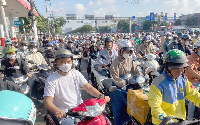 TP.HCM: Cửa ng&otilde; s&acirc;n bay T&acirc;n Sơn Nhất chưa hết tắc- Ảnh 1.